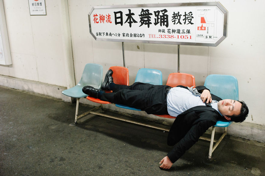 Шокиращи снимки на пияни японци в грозни сцени