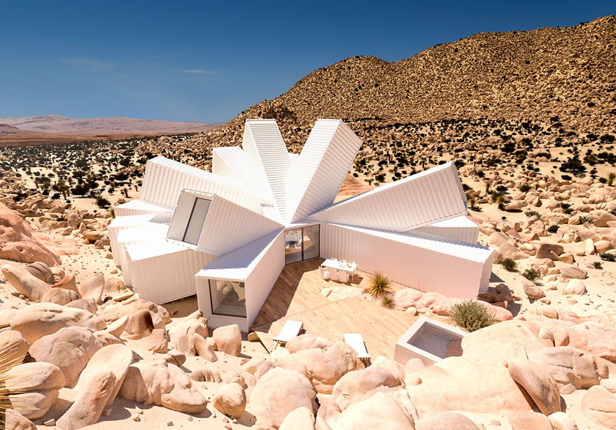 Впечатляваща къща от контейнери насред пустинята