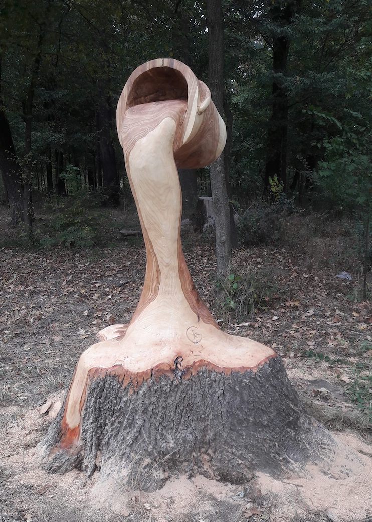 Гниещо дърво, превърнато в удивителна скулптура