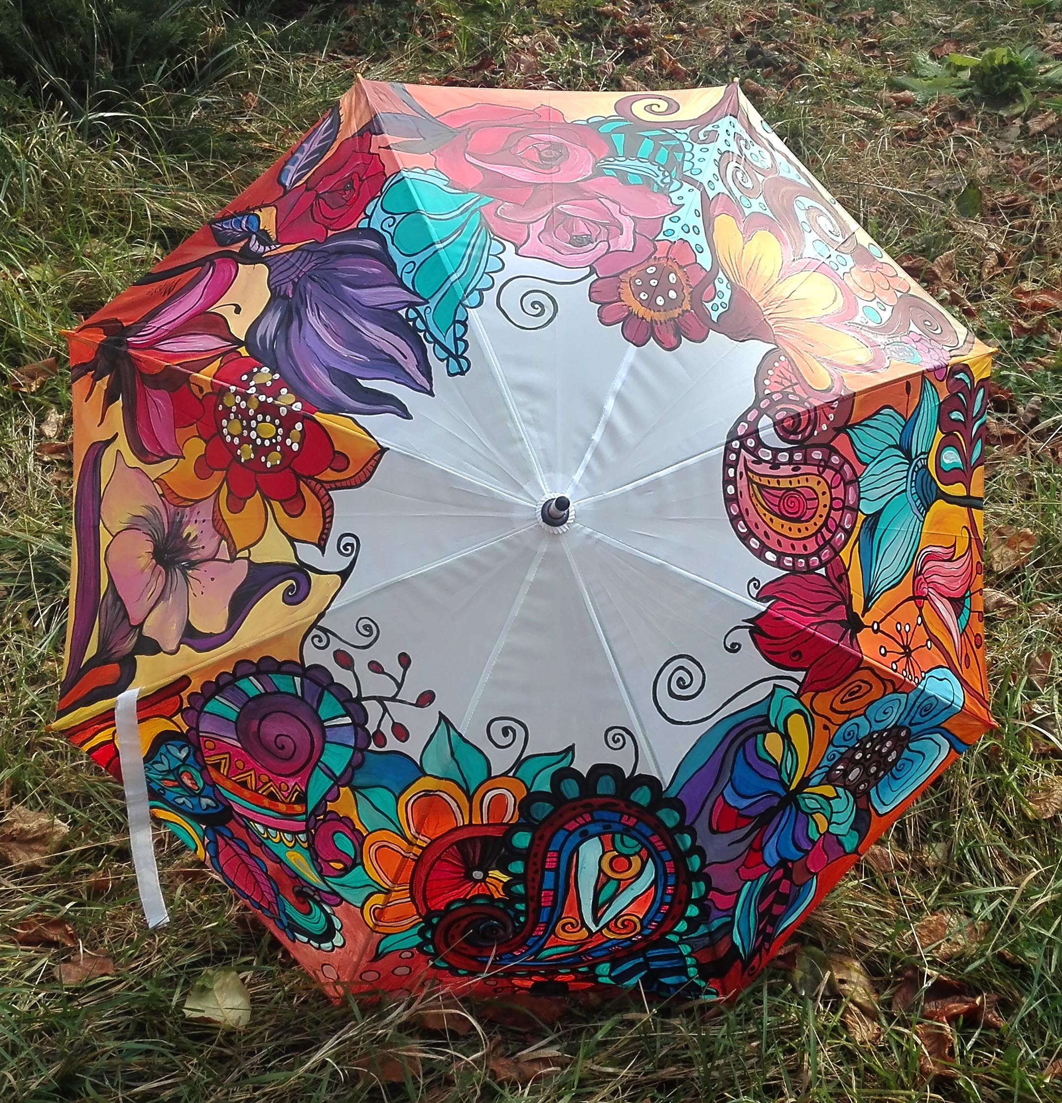 Атрактивни ръчно рисувани чадъри за добро настроение в лошото време