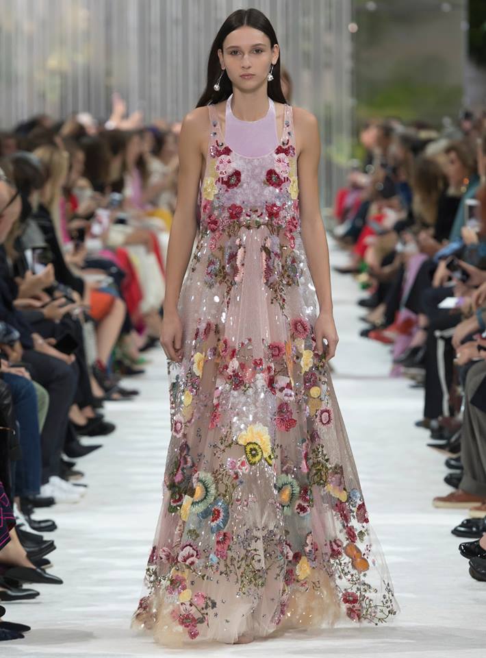 Небрежен шик от Valentino за пролет-лято 2018