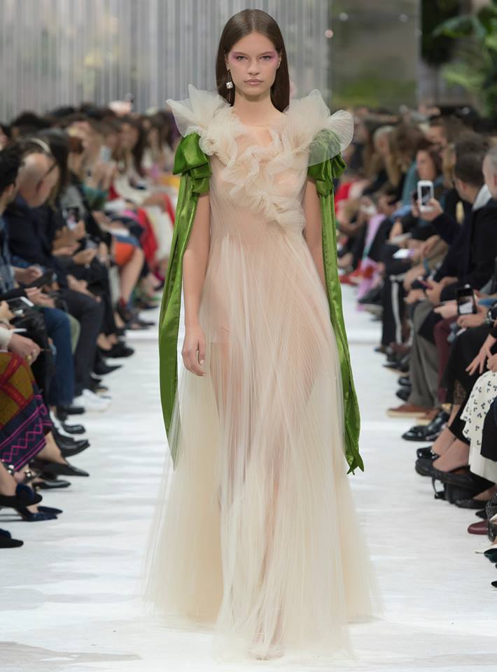 Небрежен шик от Valentino за пролет-лято 2018