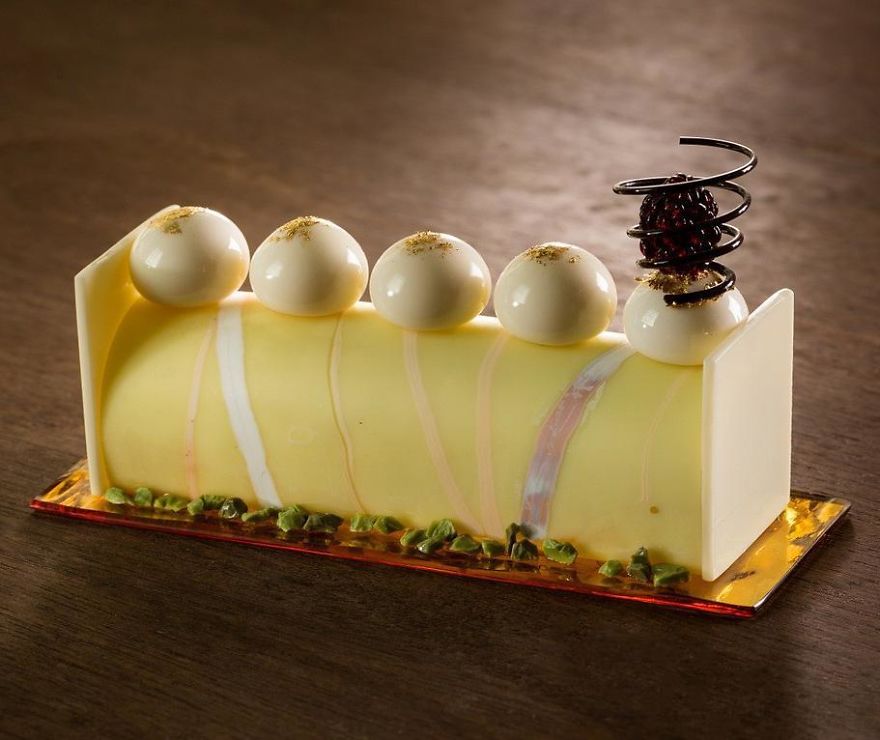 Десерти от порцелан, които изглеждат толкова истински, че ти идва направо да ги изядеш