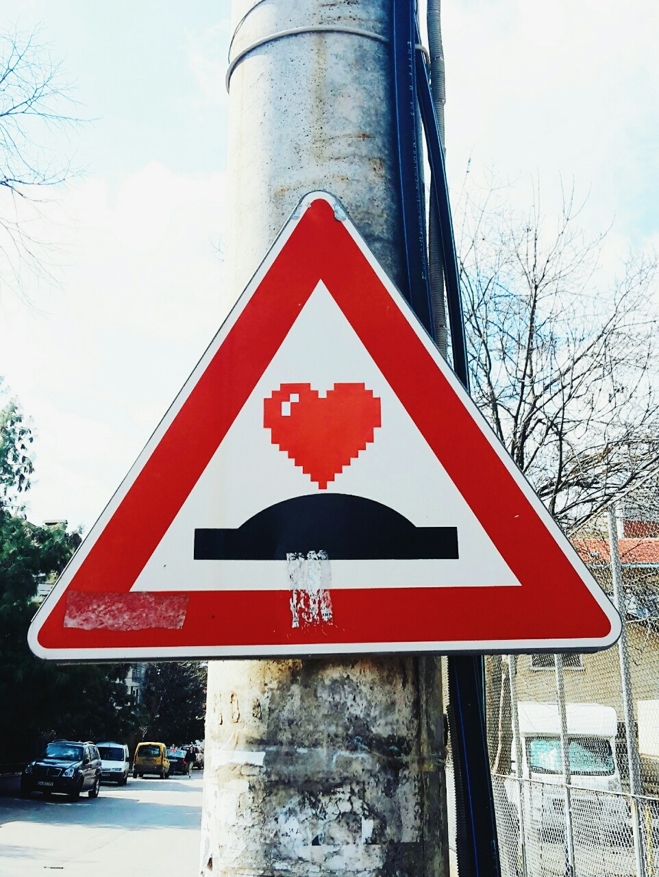 Свежарски рисунки върху пътни знаци по софийските улици