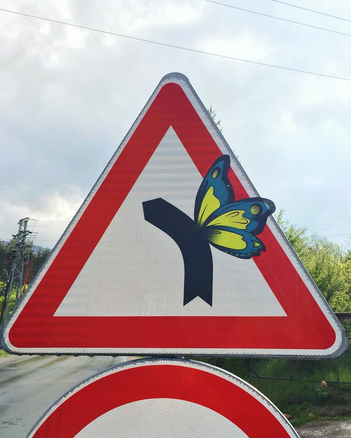 Свежарски рисунки върху пътни знаци по софийските улици
