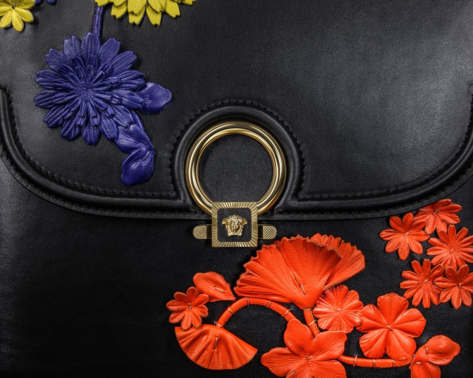 Чанти и ботуши с цветя от Versace