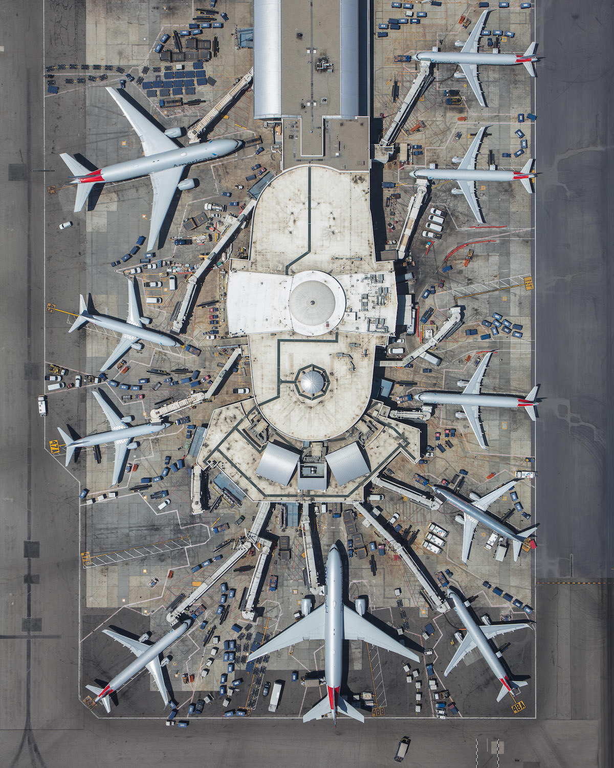 Интересни снимки на летища, заснети от хеликоптер