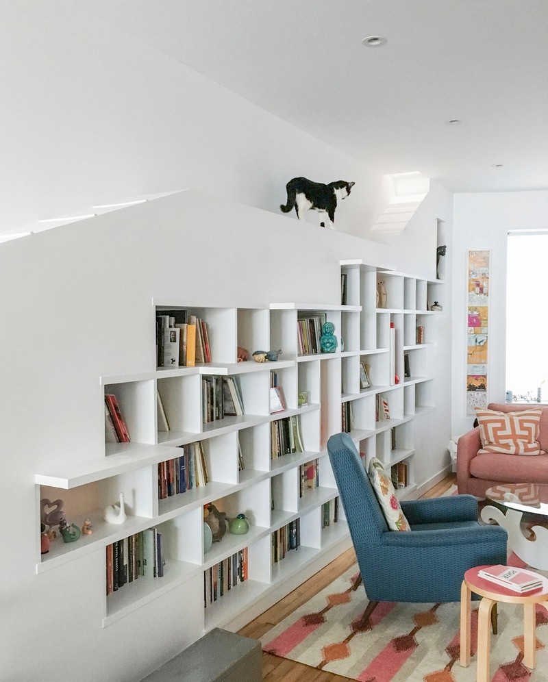 Уникална къща за любители на книги и котки