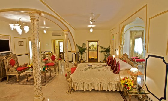 Raj Palace Hotel или емблемата на кралския интериор в Индия