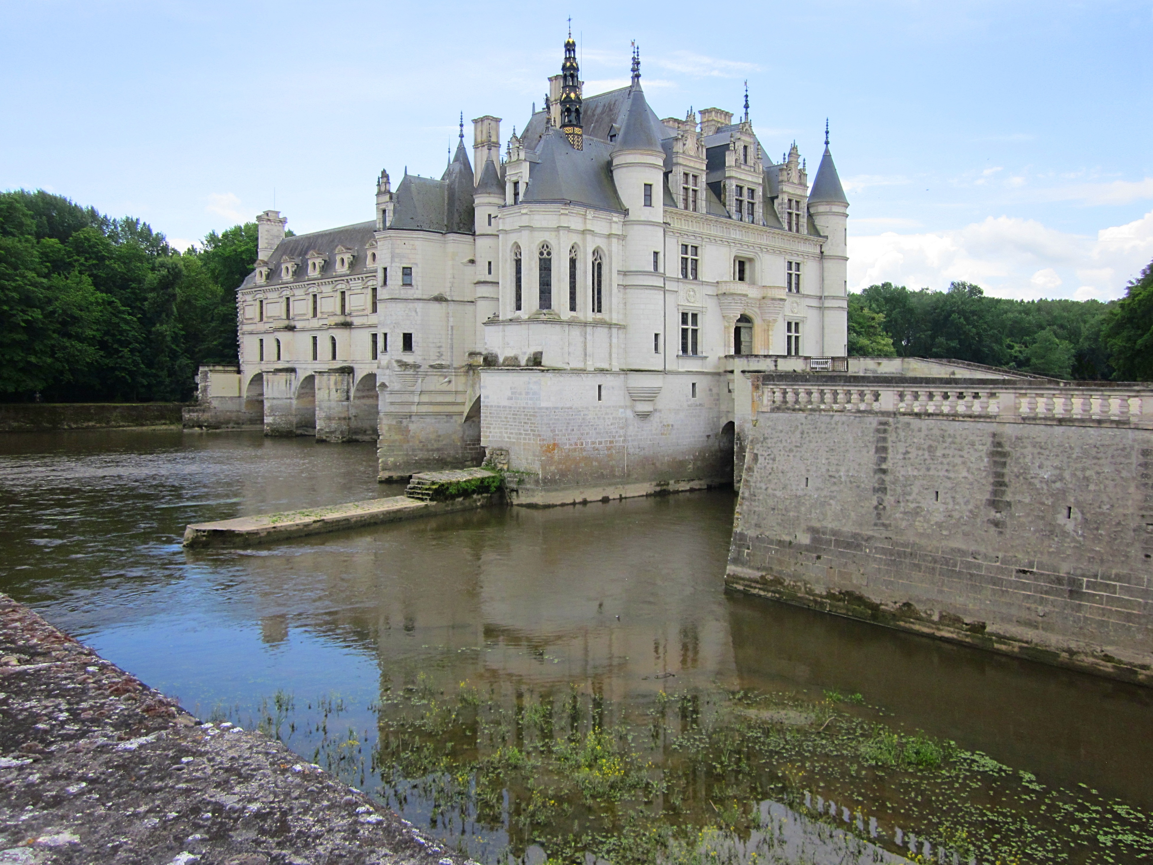 Шенонсо - "замъкът на дамите", построен върху реката