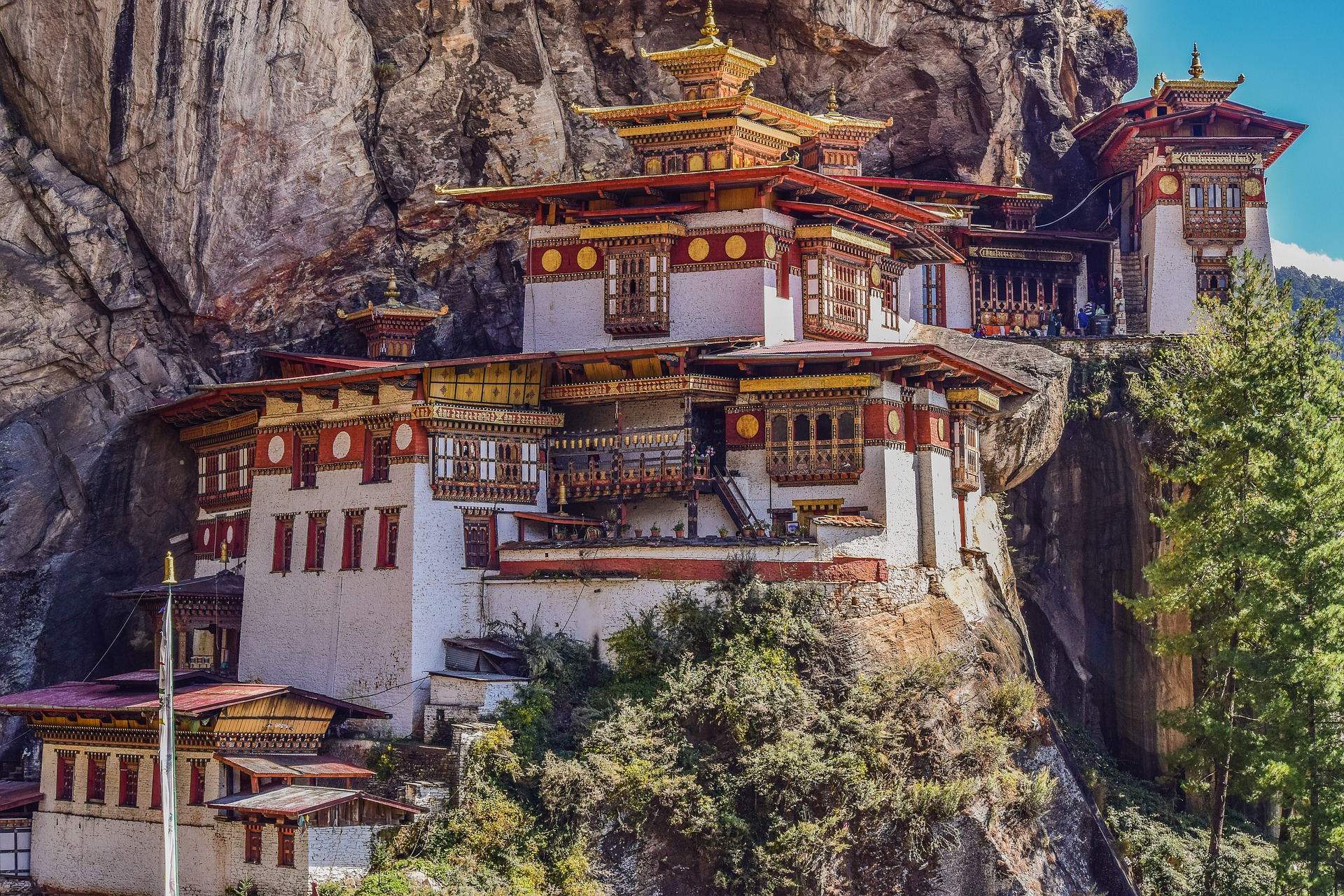 "Гнездото на тигъра" - манастирът, "кацал" върху скала
