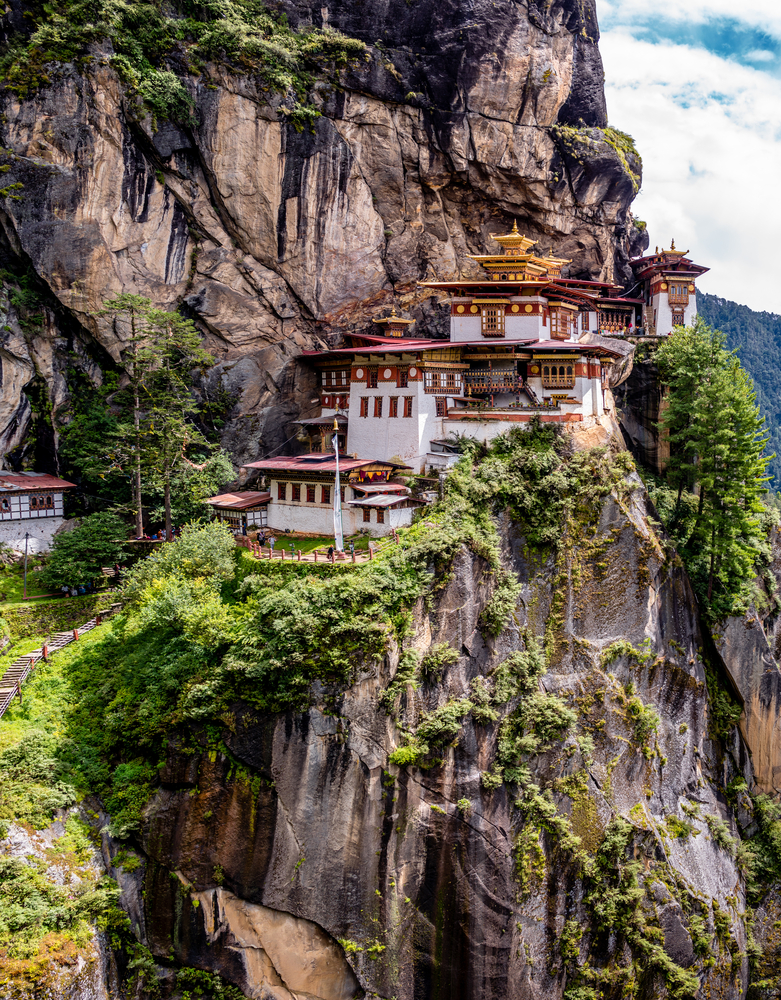 "Гнездото на тигъра" - манастирът, "кацал" върху скала