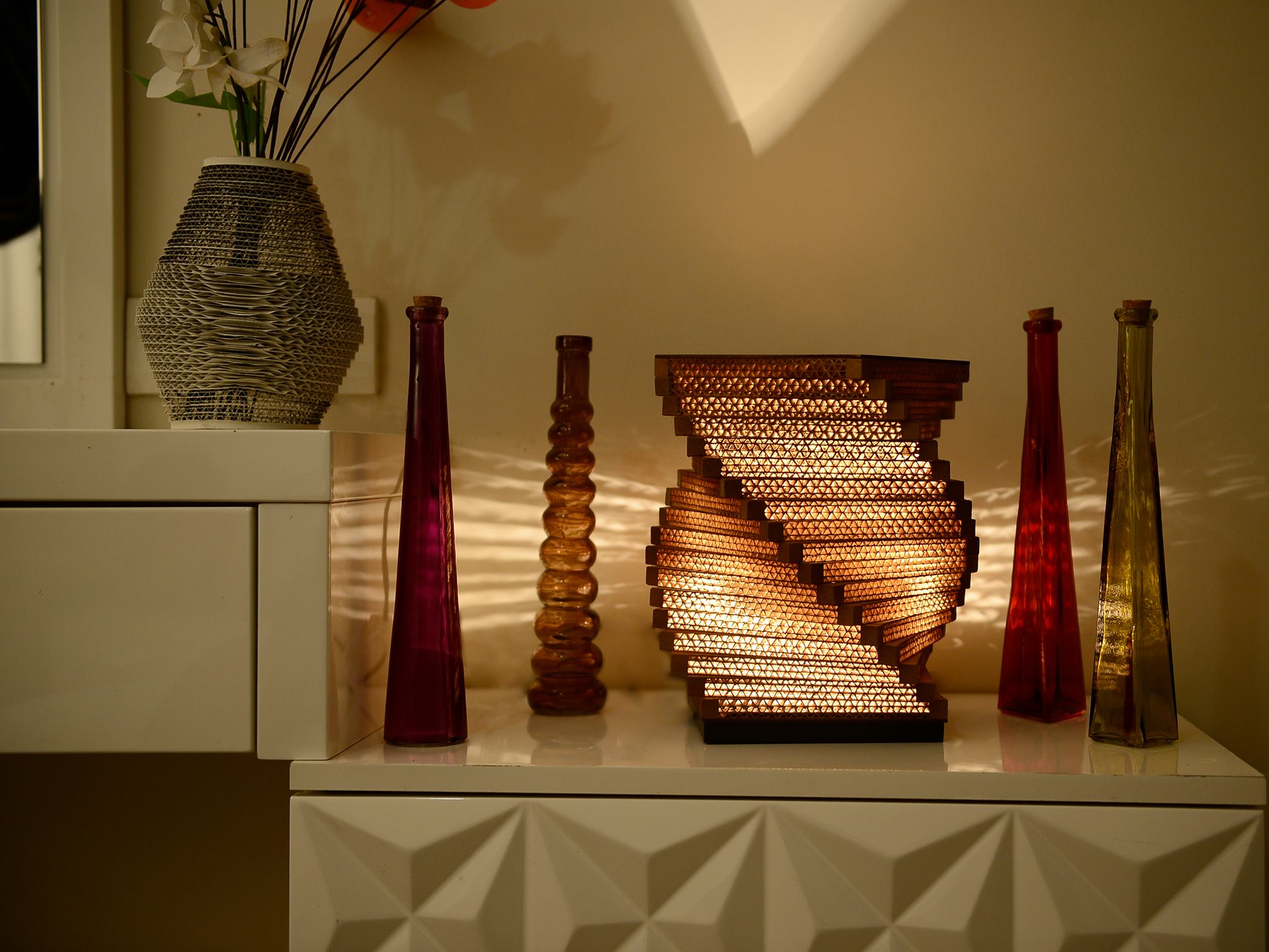 Уникални картонени лампи със съвременен дизайн
