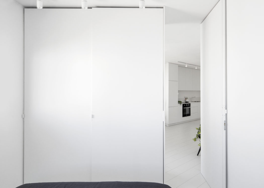 Тесен апартамент в Тел Авив, изцяло решен в бяло