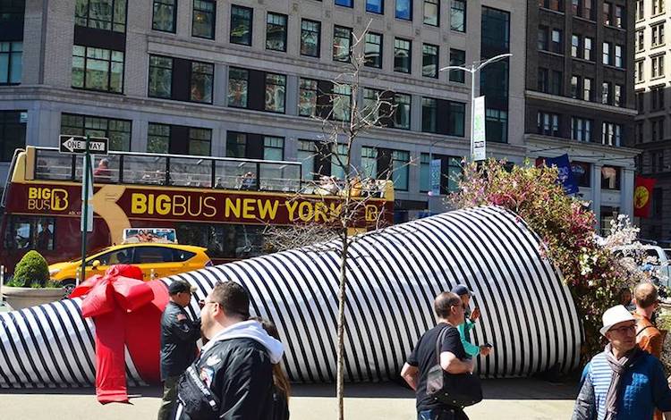 Гигантски букет смайва минувачите в Ню Йорк