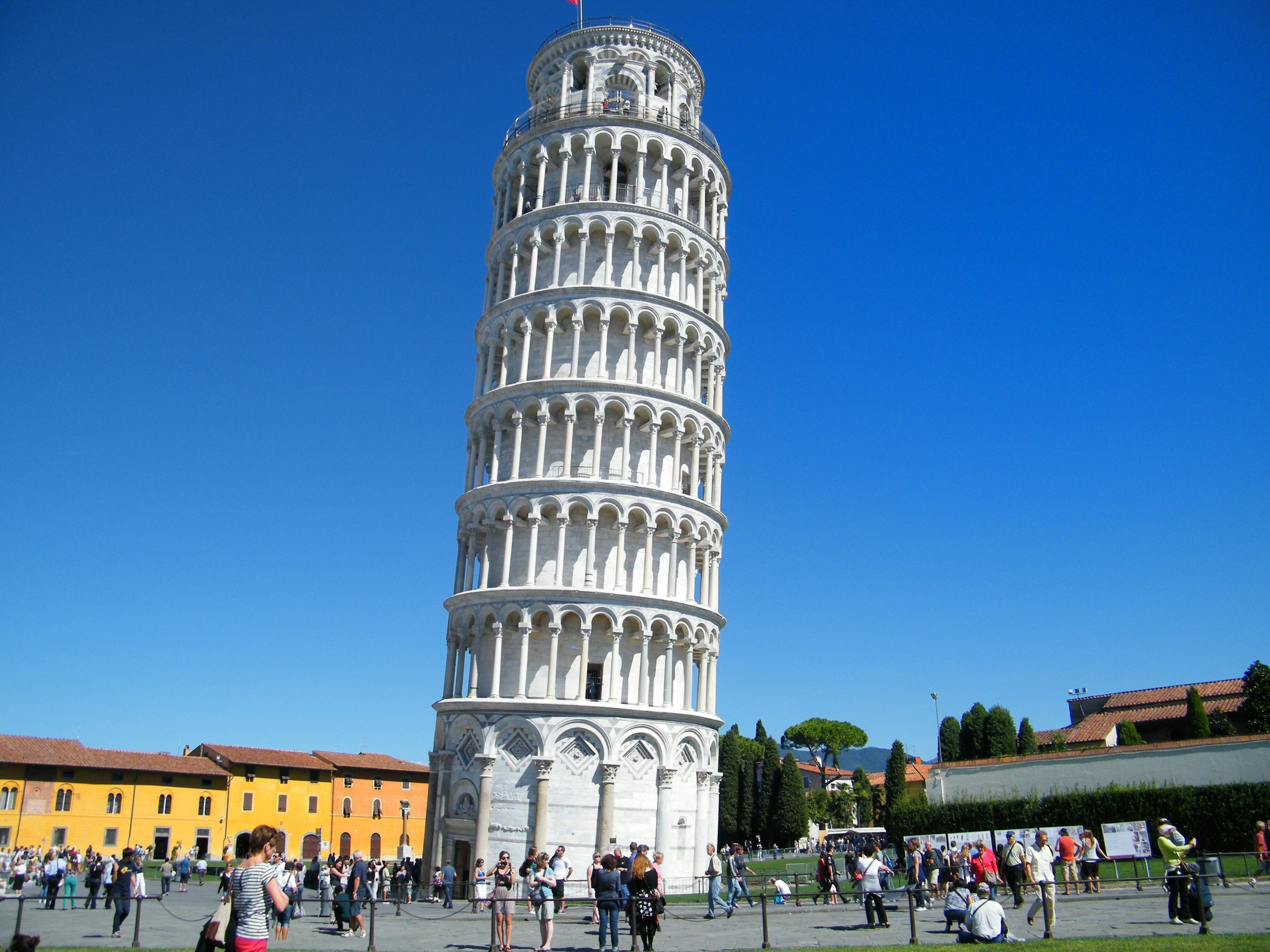 Защо наклонената кула в Пиза не пада?