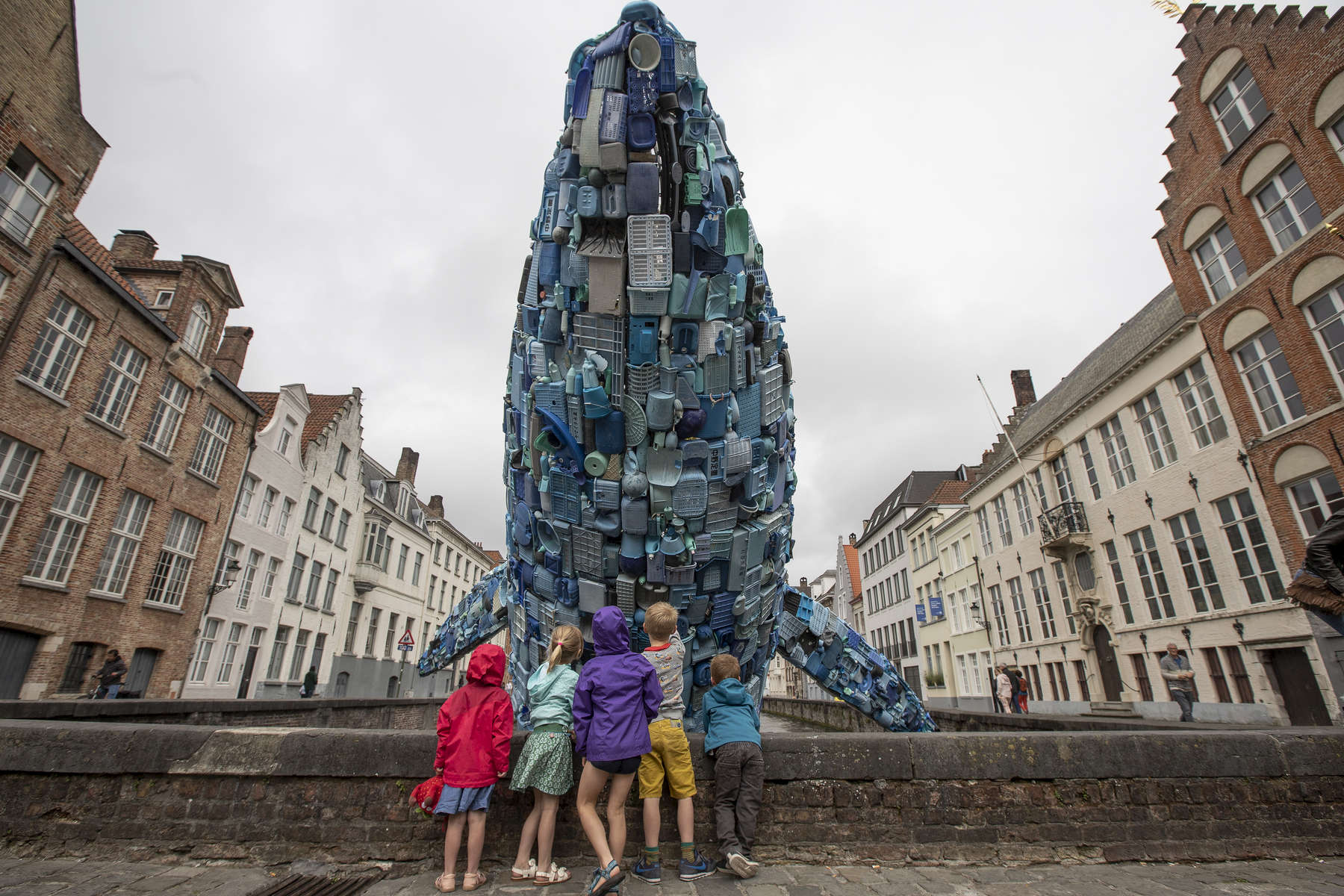 Огромен кит от 5 тона пластмасови отпадъци