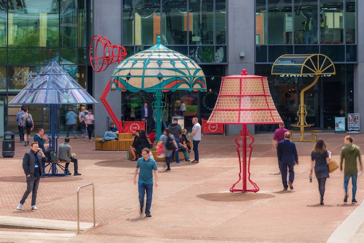 5 гигантски лампи събират погледите на минувачите в Манчестър