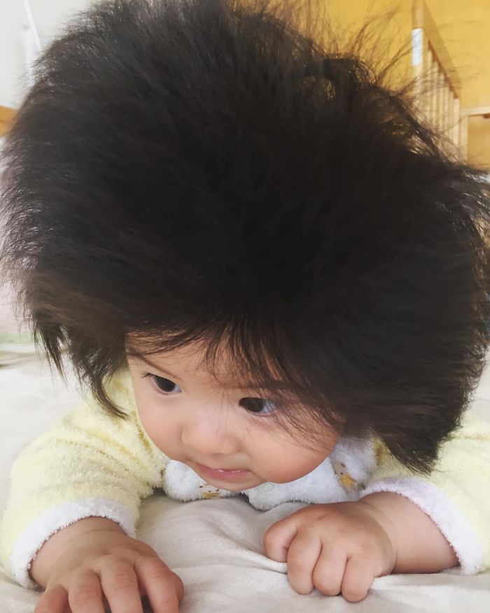 6-месечно момиченце с изумително гъста коса