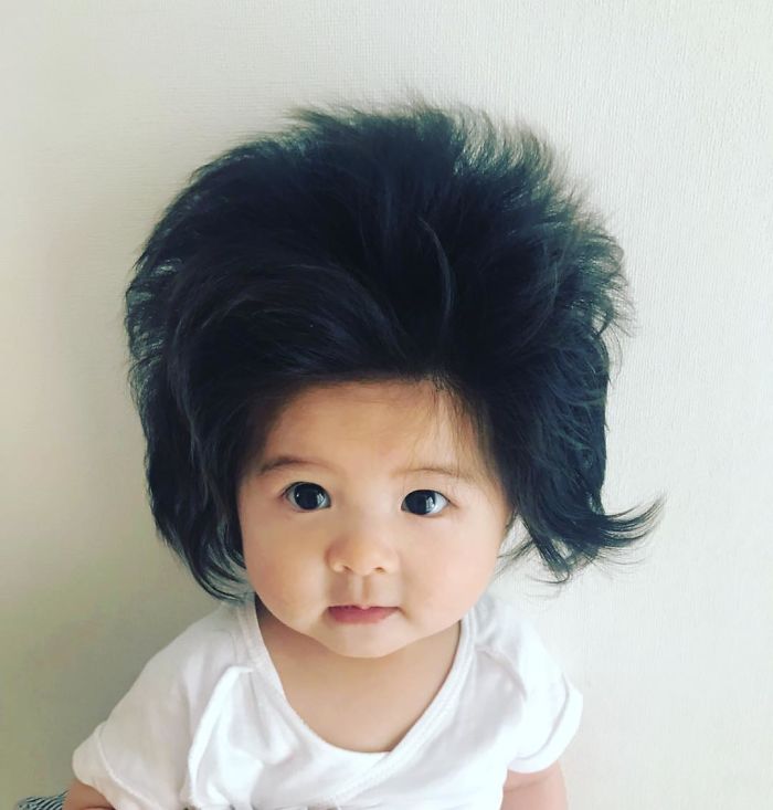 6-месечно момиченце с изумително гъста коса