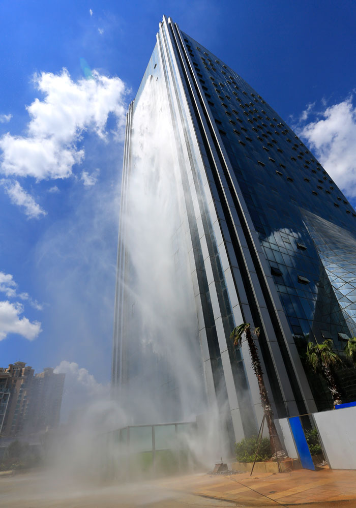 Изумителен 108-метров водопад от външната страна на небостъргач