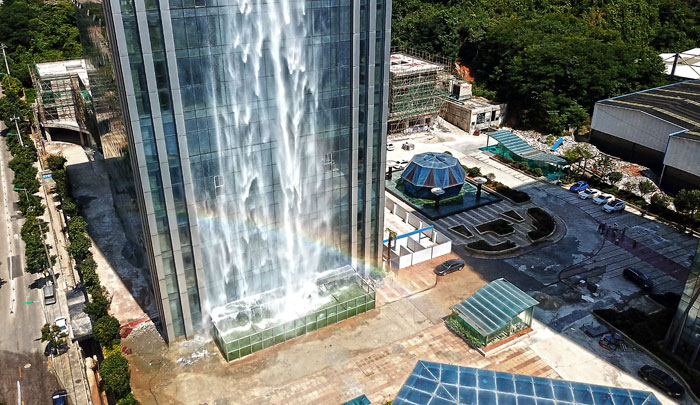 Изумителен 108-метров водопад от външната страна на небостъргач