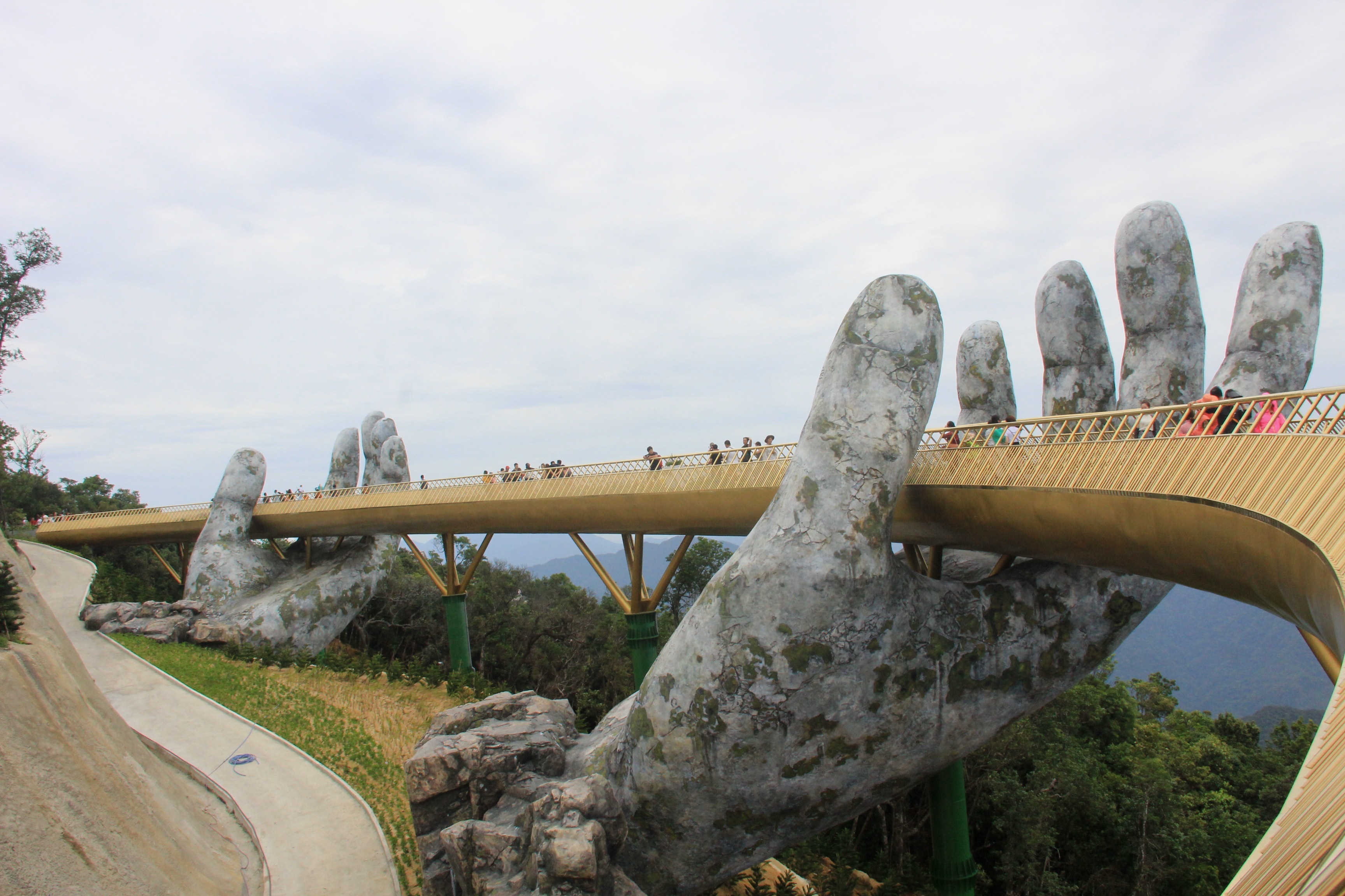Един мост, две ръце и спиращи дъха гледки