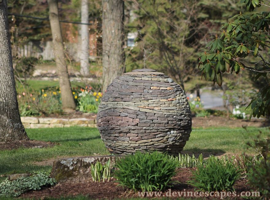 Сфера от камъни, оформена без помощта на цимент или лепило