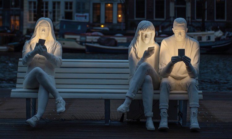Удивителна скулптура, показваща пристрастяването към смартфоните