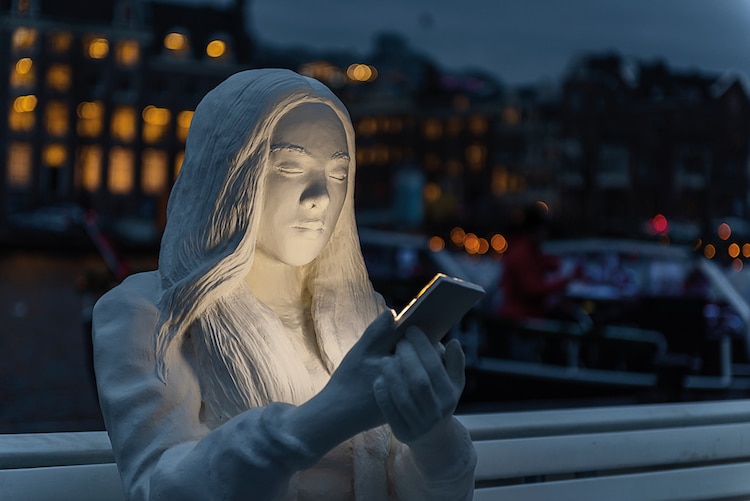 Удивителна скулптура, показваща пристрастяването към смартфоните