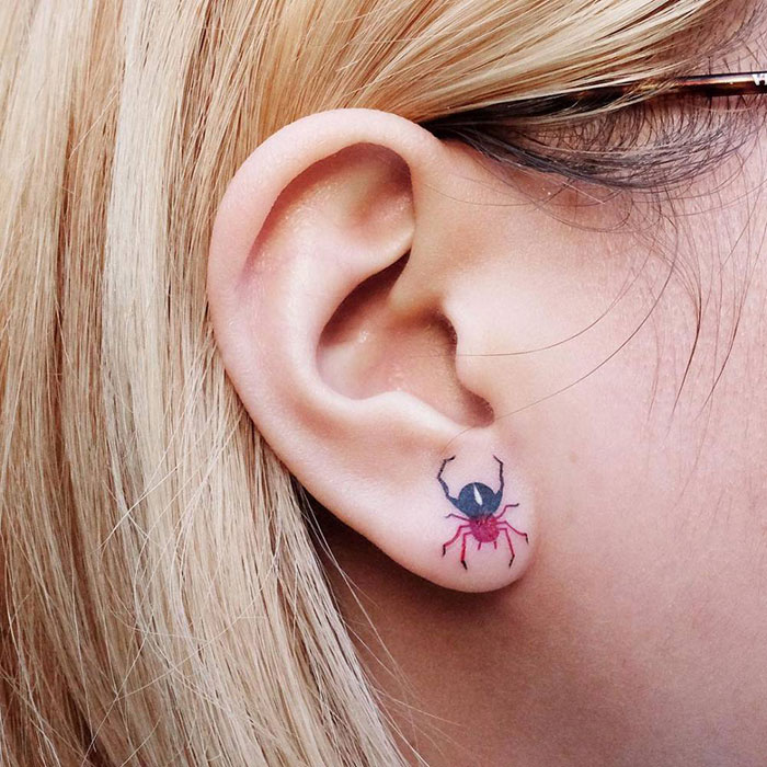 Оригинални минималистични татуировки на ушите