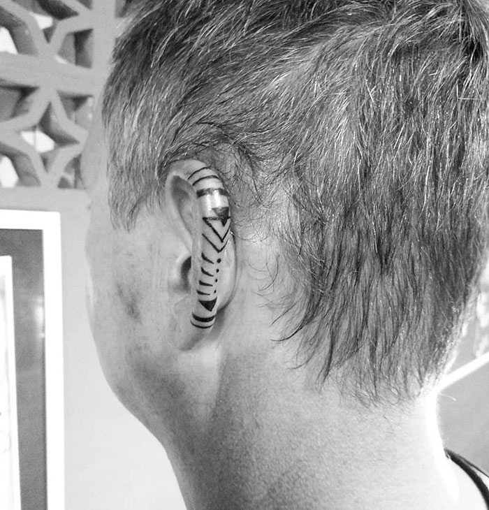 Оригинални минималистични татуировки на ушите