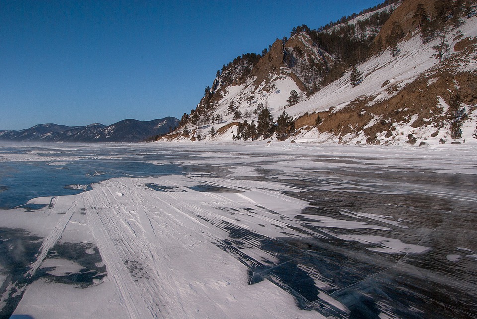 Вълнуваща разходка по замръзналото езеро Байкал