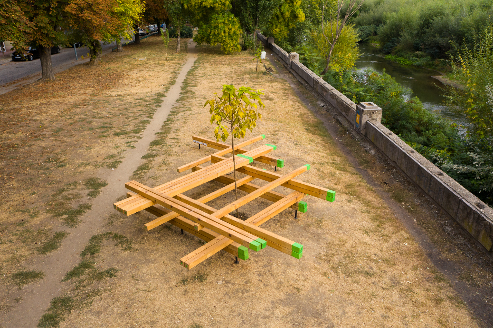 Споделена градска мебел край река Марица