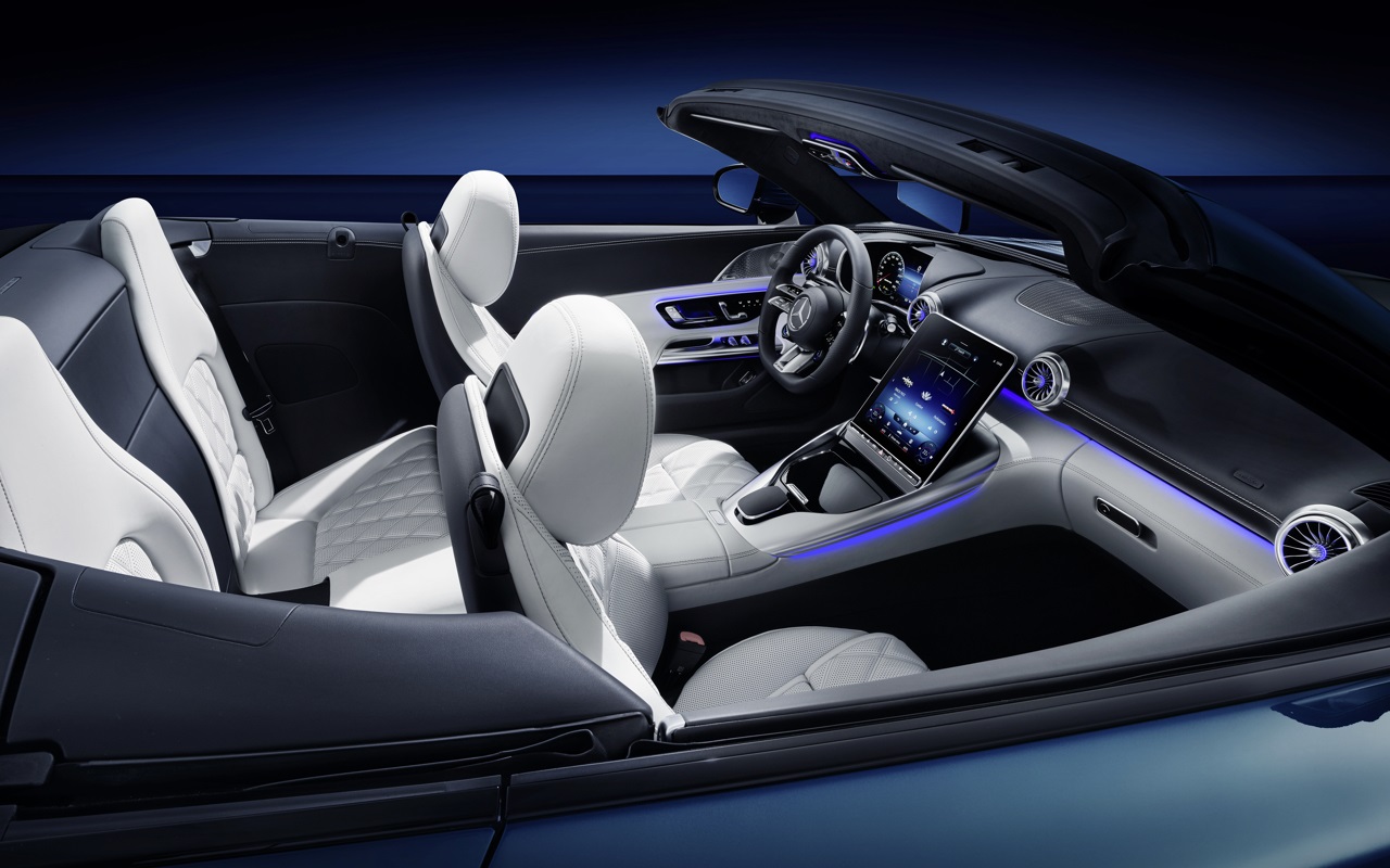Трансформацията на една автомобилна икона: Поглед към интериора на новия Mercedes-AMG SL
