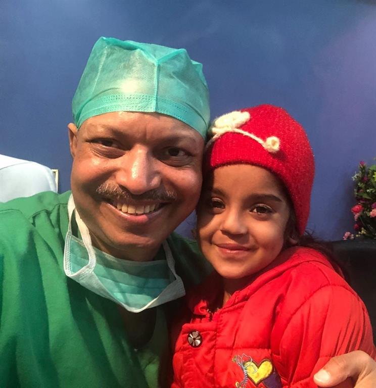 Лекарят, който извършва безплатни операции на деца - д-р Сингх