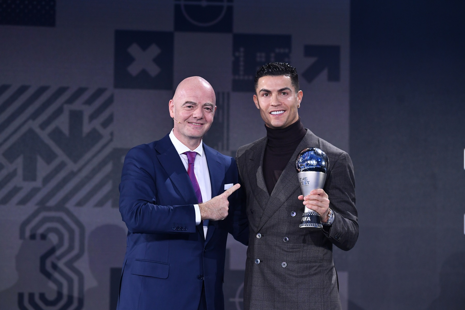 Кристиано Роналдо е удостоен със специалната награда на ФИФА