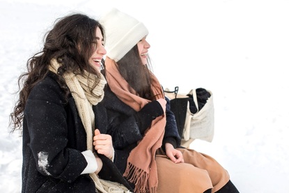 Как да се предпазите от студа със стил: вижте най-модерните шалове
