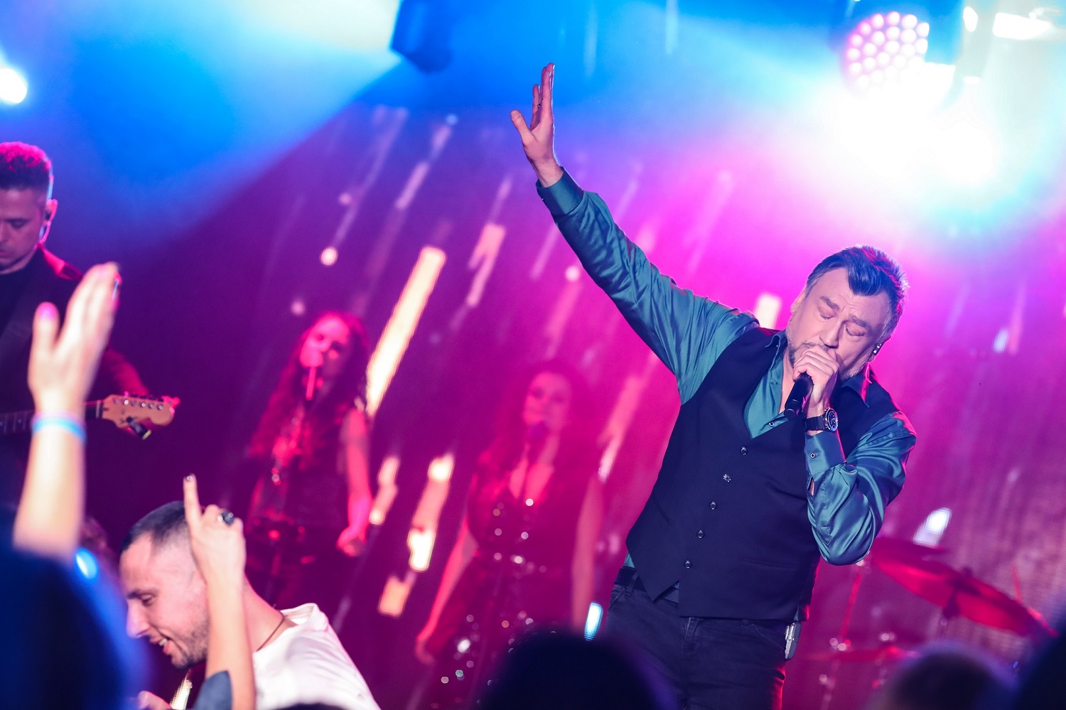 Любо Киров направи премиера на новия си албум „Целуни ме“ и на видеото на „Усеща се сила“ в една вечер