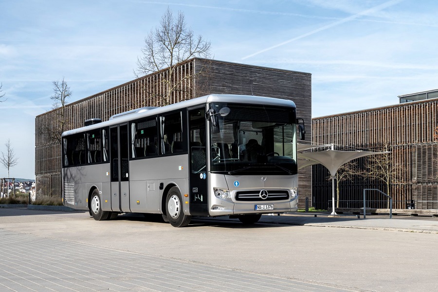 Двойна премиера: Чисто нов компактен междуградски автобус Mercedes-Benz Intouro K с хибридна версия