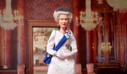 Кралица Елизабет II е увековечена със своя собствена кукла Барби