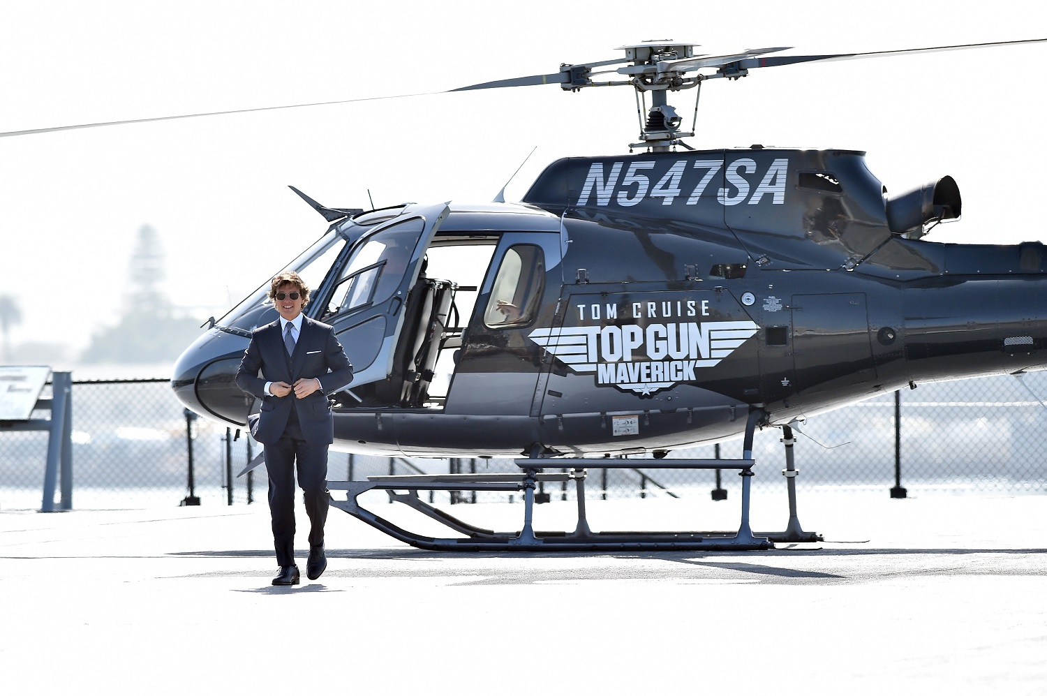 Том Круз пристигна на световната премиера на Top Gun: Maverick в хеликоптер, който сам пилотира