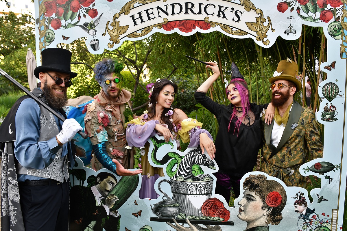 Стотици любители на възхитителния Hendrick’s джин се потопиха в „Есенция от любовни любопитности“ по време на Hendrick’s Odd Party 2022