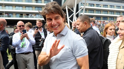 Том Круз отпразнува 60-ия си рожден ден на Гран При във Великобритания