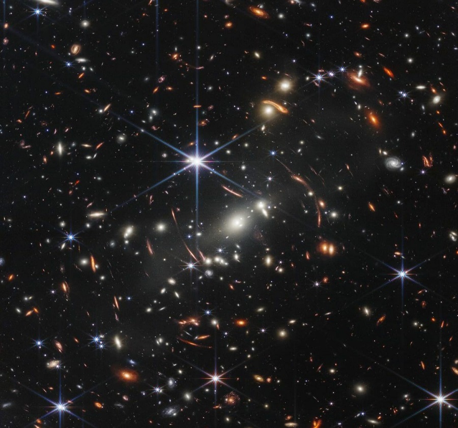 Първи кадри от най-мощния космическия телескоп Джеймс Уеб на НАСА разкриват древни галактики