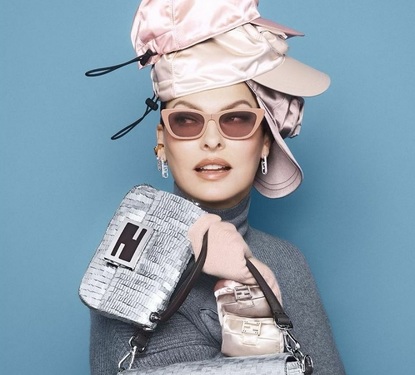 Линда Еванджелиста се завръща към света на модата за кампанията на Fendi