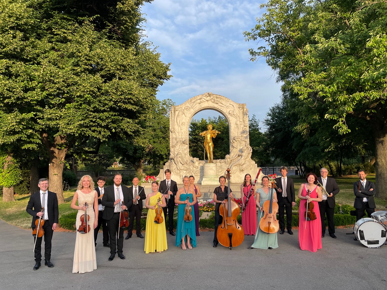 Световноизвестният оркестър на замъка “Шьонбрун” разказва за конкуренцията между баща и синове в грандиозен концерт под звездите 