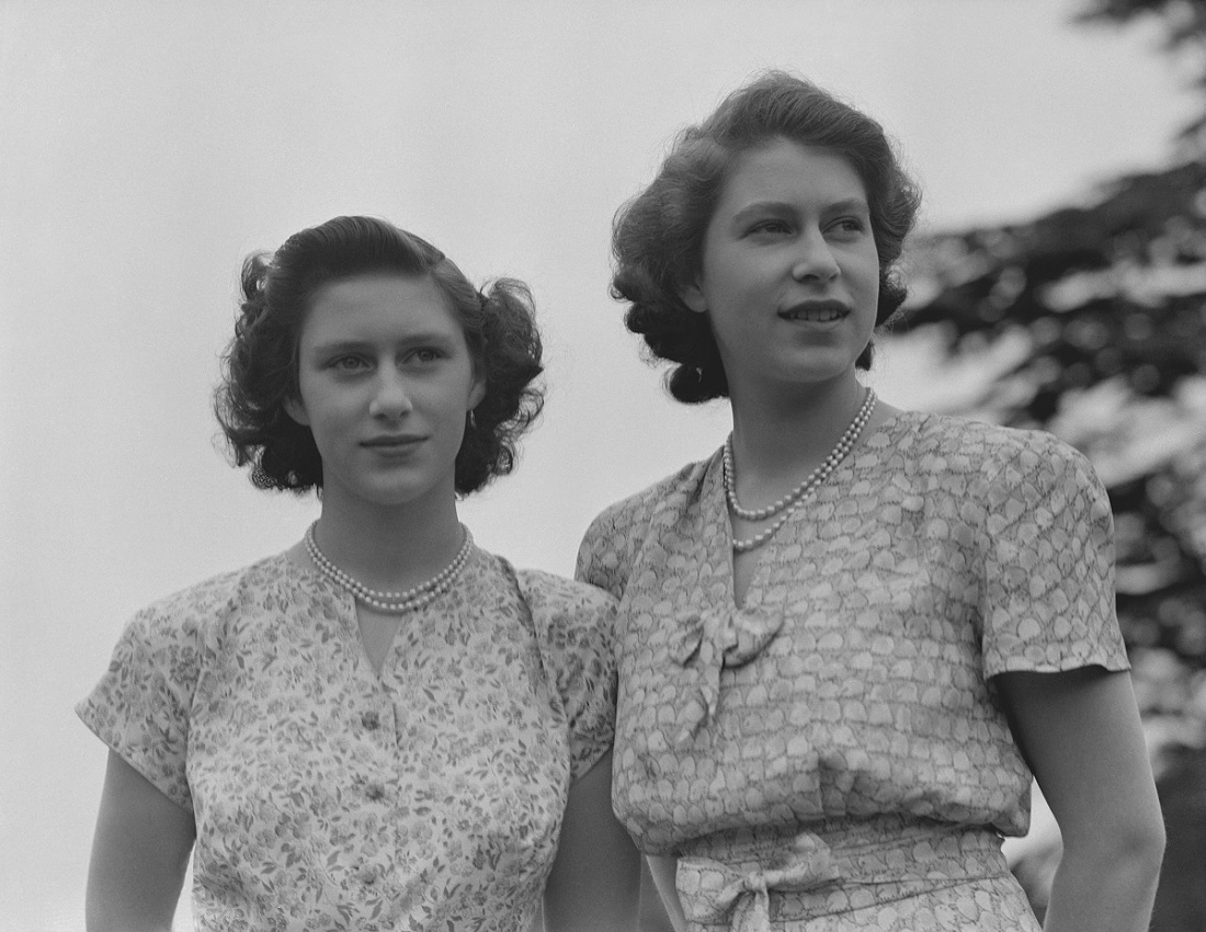 Кралица Елизабет и принцеса Маргарет - двете сестри гордост и наслада,  закрилящи се една друга