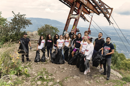 Над 35 доброволци почистиха 135 кг отпадъци от Дендрариума и Копитото на Витоша в акция на #ПромениКартинката 