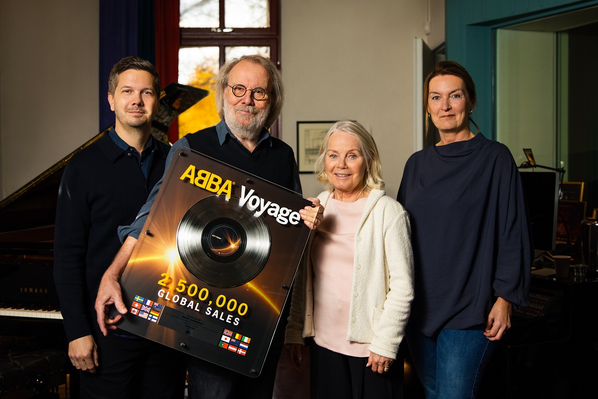 ABBA празнува 2.5 милиона продадени копия на албума ''Voyage''